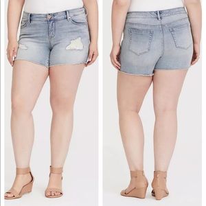 Torrid 5” destructed short with lace inset